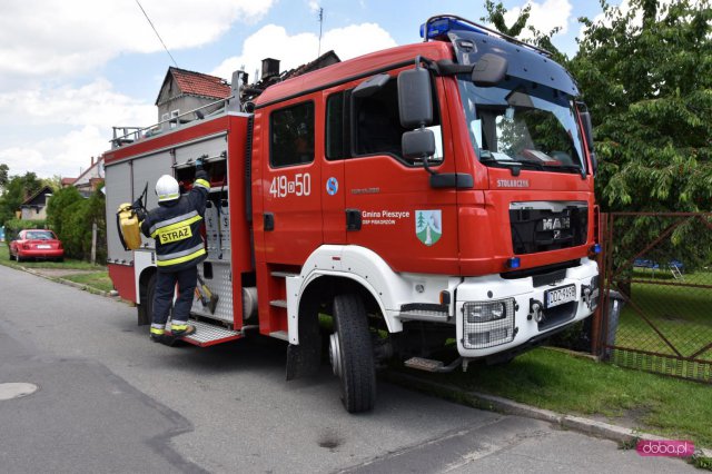 Biegły sądowy z zakresu pożarnictwa w spalonym domu w Pieszycach