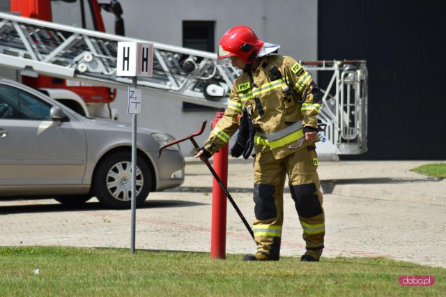 Straż pożarna w jednym z zakładów na strefie ekonomicznej w Dzierżoniowie