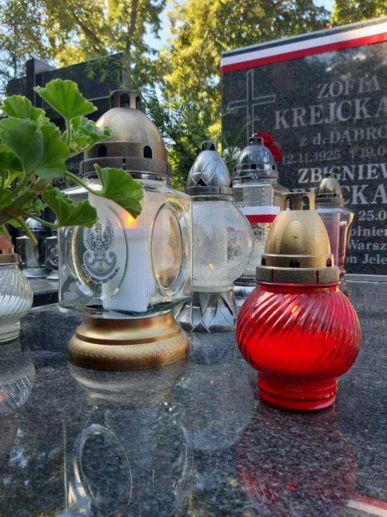 Porządkowali miejsc pamięci celem uczczenia  76. rocznicy wybuchu Powstania Warszawskiego