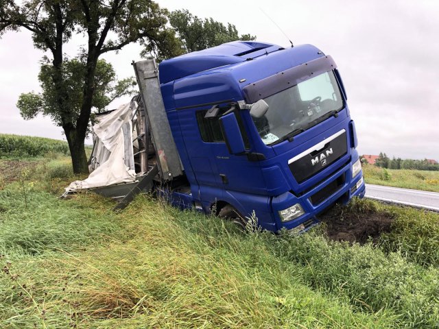 Ciężarówka wypadła z drogi