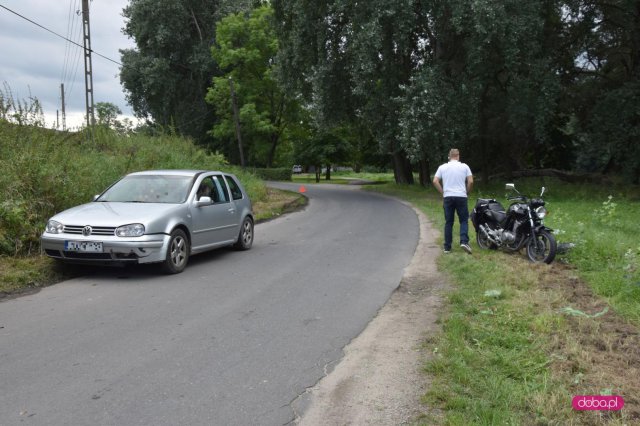 Zderzenie motocyklisty z volkswagenem golfem