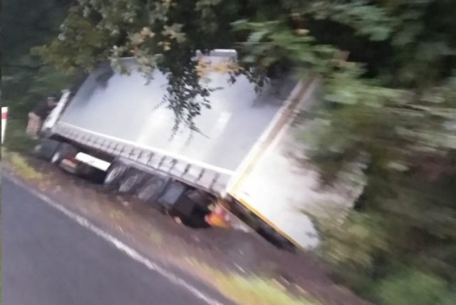 Ciężarówka wypadła z drogi Gilów - Niemcza