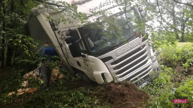 Ciężarówka wypadła z drogi Gilów - Niemcza