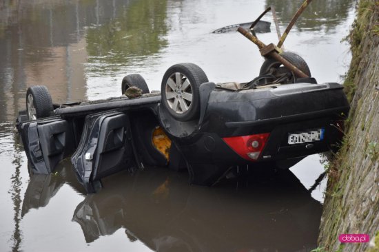Samochód w rzece w Dzierżoniowie