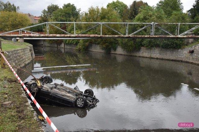 Samochód w rzece w Dzierżoniowie