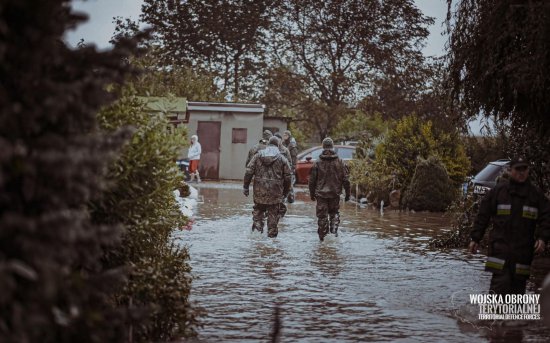 Dolnośląscy Terytorialsi wspierają strażaków w akcji przeciwpowodziowej w gminie Dzierżoniów