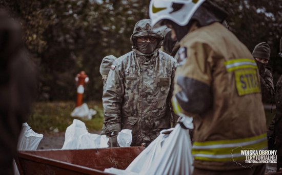Dolnośląscy Terytorialsi wspierają strażaków w akcji przeciwpowodziowej w gminie Dzierżoniów