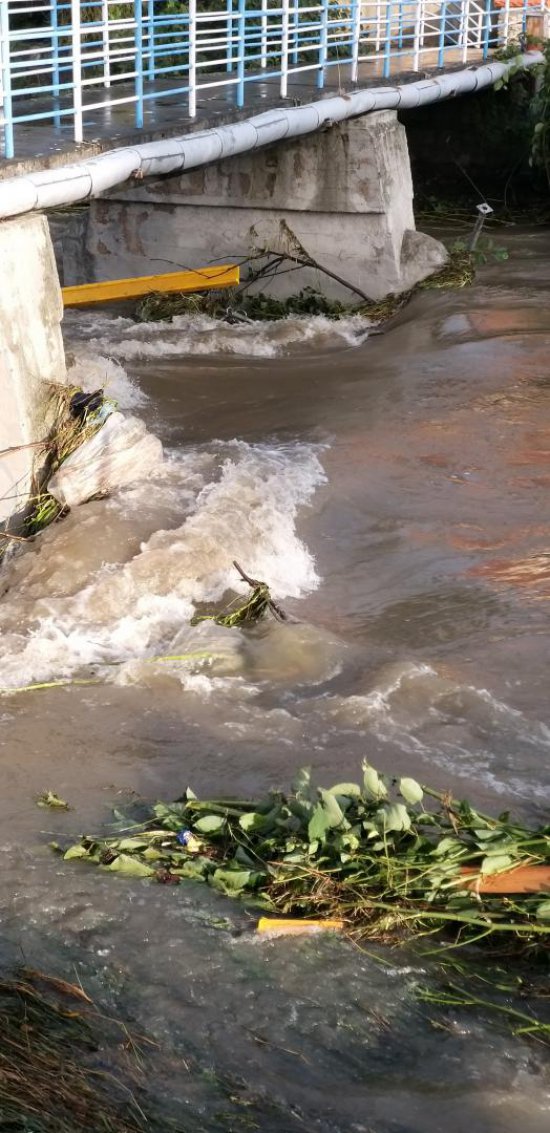 Woda zabrała podpory z remontowanego mostu w Mościsku 