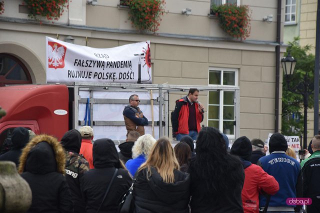 Manifestacja antycovidowców w Dzierżoniowie