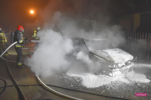 Spłonęły dwa samochody w Bielawie