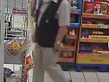 Policja poszukuje mężczyzny podejrzewanego o kradzież portfela