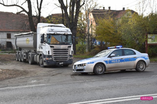 Ciężarówką wypadł z drogi w Piławie Dolnej