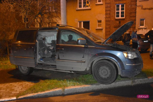 Zderzenie audi z chryslerem w Bielawie