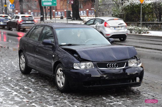 Zderzenie audi z autobusem w Dzierżoniowie