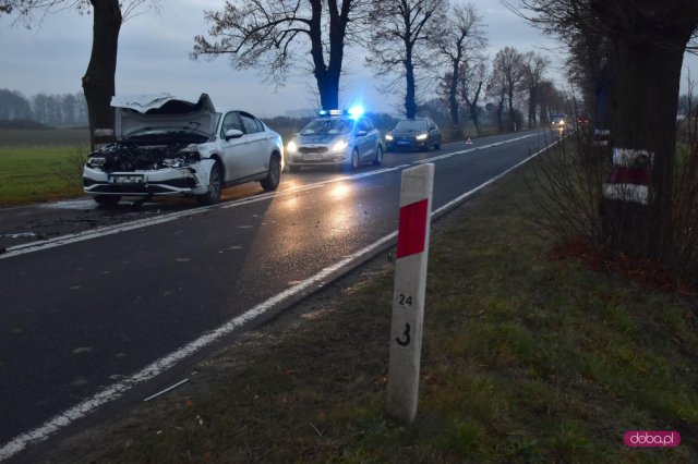 Volkswagen zderzył się z przyczepą od traktora w Nowiźnie
