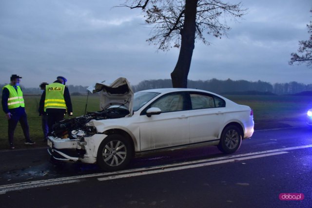 Volkswagen zderzył się z przyczepą od traktora w Nowiźnie