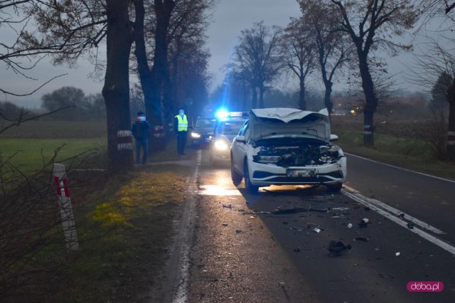 Volkswagen zderzył się z przyczepą od traktora w Nowiźnie