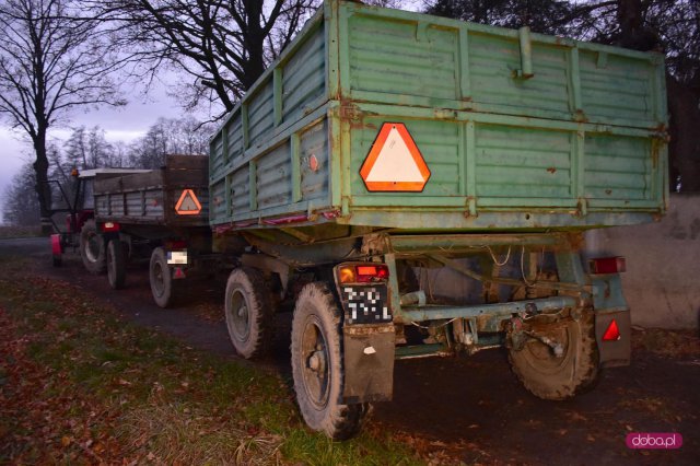 Volkswagen zderzył się z przyczepą od traktora w Nowiźnie