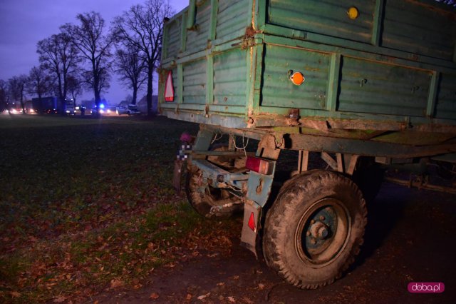 Volkswagen zderzył się z przyczepą od traktora w Nowiźnie