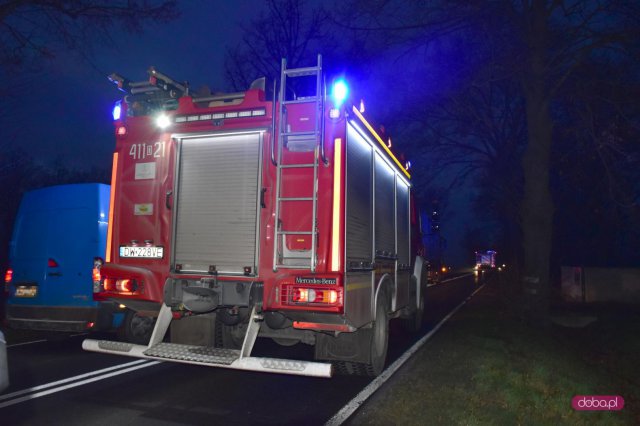 Volkswagen zderzył się z przyczepą od traktora w Nowiźnie