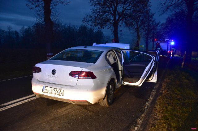 Volkswagen zderzył się z przyczepą od traktora w Nowiźnie