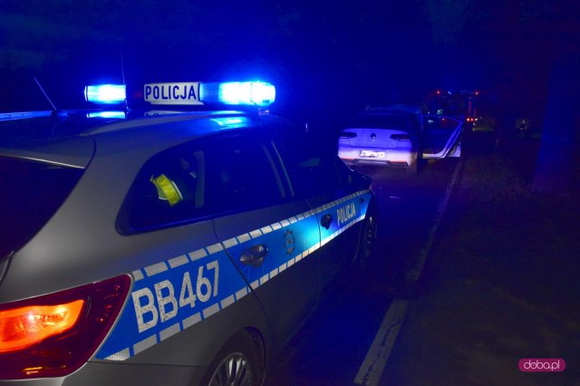 Volkswagen zderzył się z przyczepą od traktora w Nowiźnie