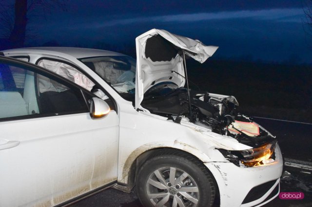 Volkswagen zderzył się z przyczepą od traktora w Nowiźnie