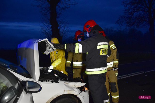 Volkswagen zderzył się z przyczepą od traktora w Nowiźnie