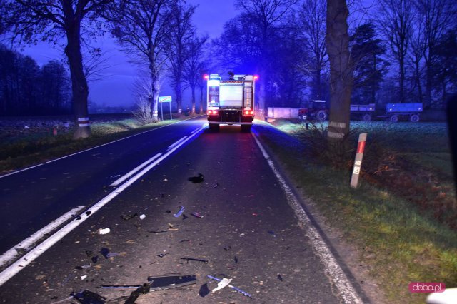 Volkswagen zderzył się z przyczepą od traktora w Nowiźnie