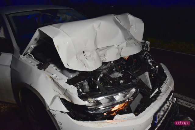 Volkswagen zderzył się z przyczepą od traktora w Nowiźnie