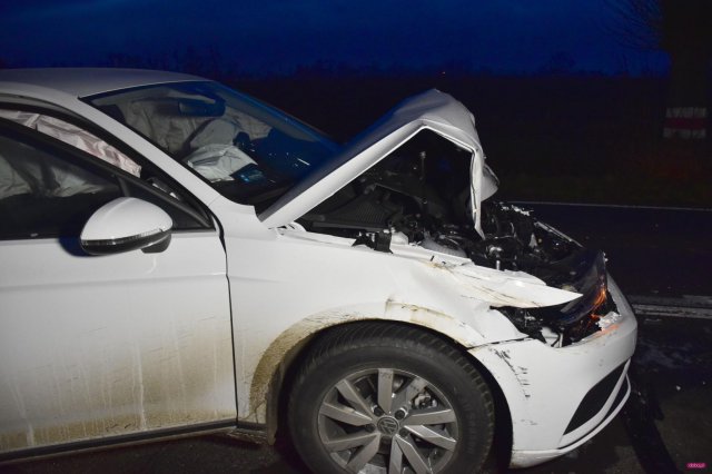 Volkswagen zderzył się z przyczepą od traktora w Nowiźnie