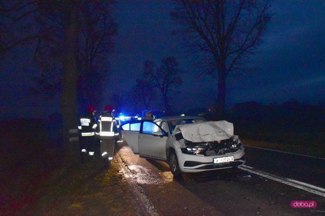 Volkswagen zderzył się z przyczepą od traktora w Nowiźnie