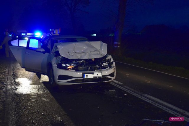 Volkswagen zderzył się z przyczepą od traktora w Nowiźnie