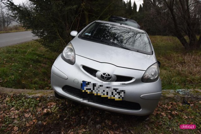 Toyota wypadła z drogi w Gilowie