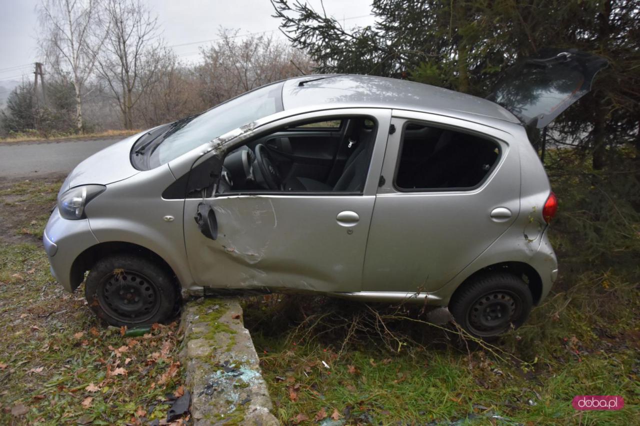Toyota wypadła z drogi w Gilowie