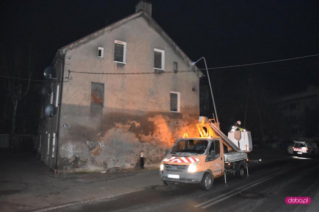 Fiat uderzył w latarnię, znak drogowy i dom