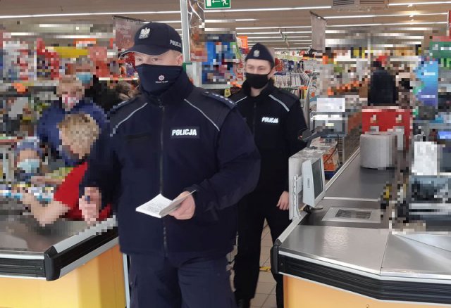 Policja prowadzi działania w związku z obowiązującymi i nowo wprowadzonymi obostrzeniami