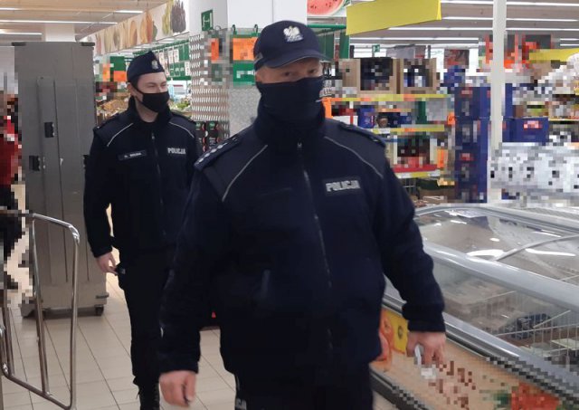 Policja prowadzi działania w związku z obowiązującymi i nowo wprowadzonymi obostrzeniami
