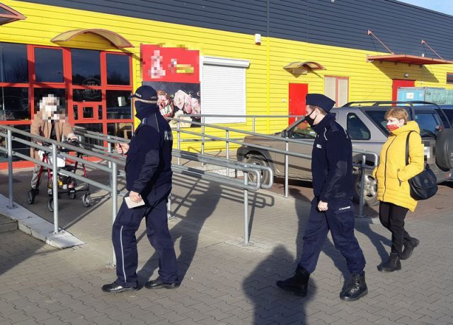 Policja prowadzi działania w związku z obowiązującymi i nowo wprowadzonymi obostrzeniami