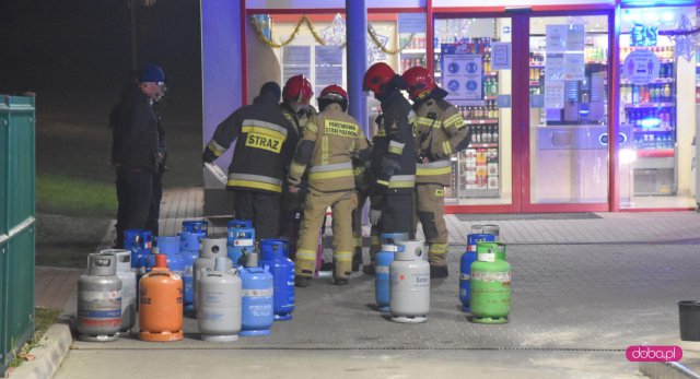 Interwencja straży pożarnej na stacji paliw