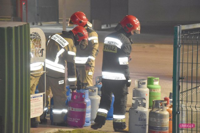 Interwencja straży pożarnej na stacji paliw