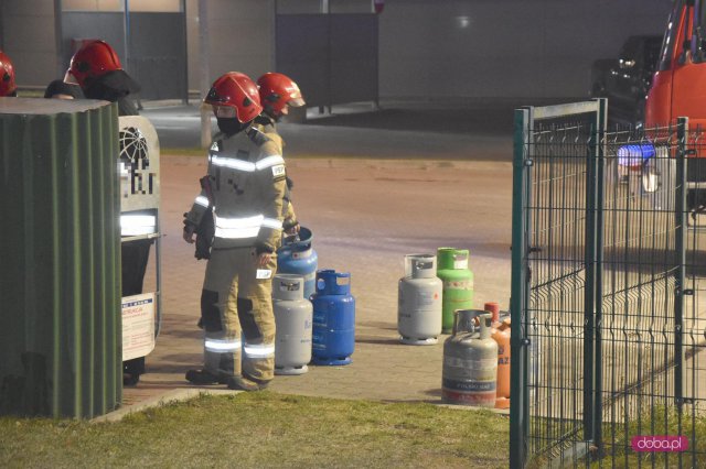 Interwencja straży pożarnej na stacji paliw