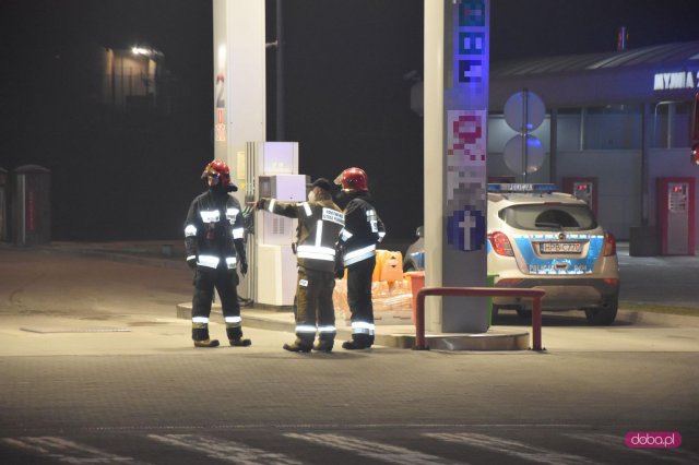 Interwencja straży pożarnej na stacji paliw