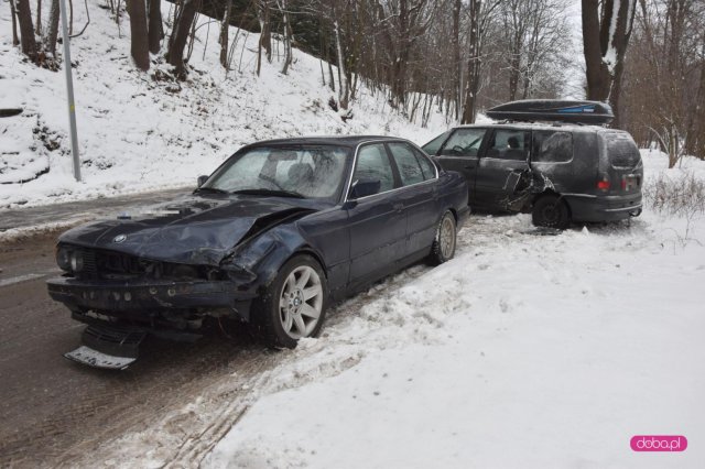 Zderzenie dwóch pojazdów na drodze Pieszyce - Kamionki