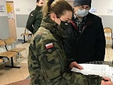 Żołnierze Wojsk Obrony Terytorialnej pomagają w realizacji narodowego programu szczepień