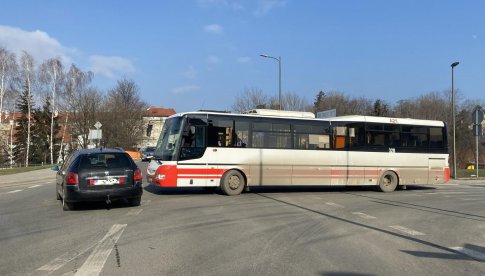 Autobus blokuje skrzyżowanie