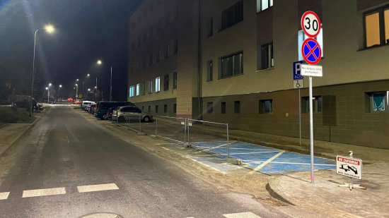 Zabranych osiem miejsc parkingowych na ul. Okrzei w Dzierżoniowie