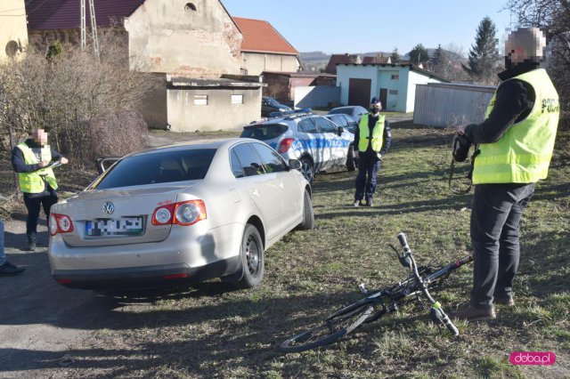 Zderzenie volkswagena i rowerzysty w Bielawie