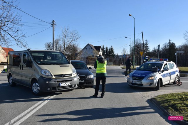 Zderzenie opla i bmw na skrzyżowaniu ul. 1 Maja i Wojska Polskiego w Bielawie