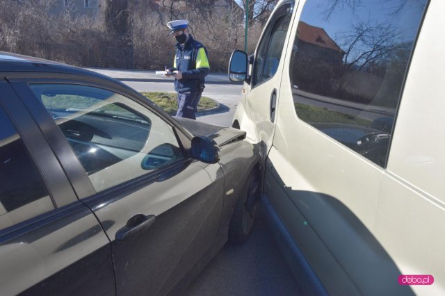 Zderzenie opla i bmw na skrzyżowaniu ul. 1 Maja i Wojska Polskiego w Bielawie